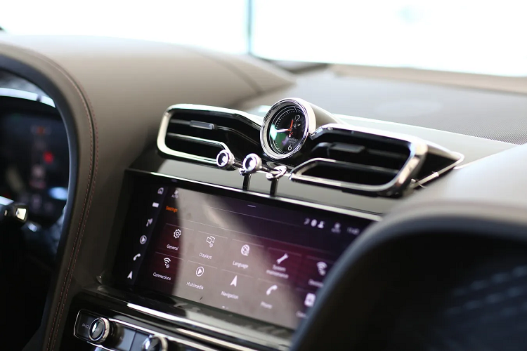 Phiên bản SUV siêu sang Bentley Bentayga First Edition của đại gia Bình Dương được trang bị động cơ xăng V8, tăng áp kép, dung tích 4.0 lít, sản sinh ra công suất tối đa 542 mã lực và mô-men xoắn cực đại 770 Nm.