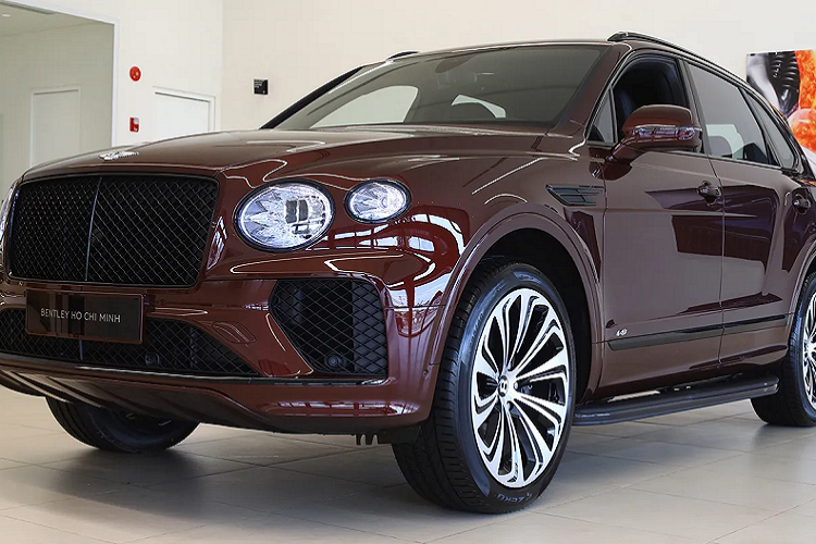 Trong đó, dù nữ doanh nhân Nguyễn Phương Hằng và chồng là ông Huỳnh Uy Dũng có sở hữu chiếc xe siêu sang Bentley Mulsanne bản nâng cấp đỉnh nhất nhưng lại đeo biển số Sài thành, không cho ra đầu số 61A như chiếc xe Rolls-Royce Phantom nổi tiếng 1 thời.