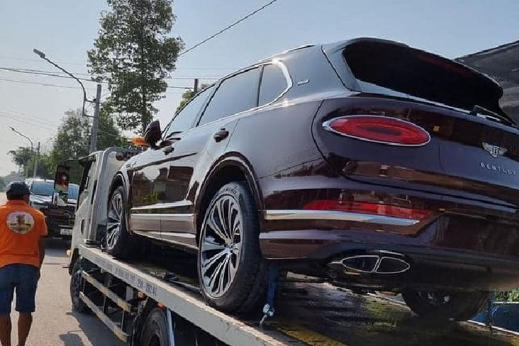 Như vậy, đây chính là chiếc xe Bentley Bentayga V8 bản nâng cấp đầu tiên về tỉnh Bình Dương định cư, một số thông tin cho biết, đây là chiếc xe siêu sang hiếm hoi mang thương hiệu xe Bentley về tỉnh Bình Dương và nếu ra biển số 61, đây có thể xem là chiếc xe Bentley thứ 2 mang biển Bình Dương.