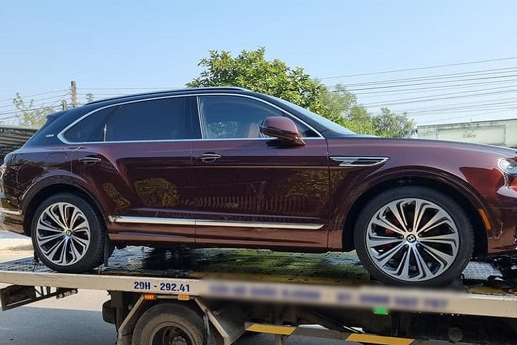 Được biết, chiếc SUV siêu sang Bentley Bentayga V8 mới về Bình Dương không phải là xe tiêu chuẩn mà thuộc bản First Edition được sản xuất giới hạn thời gian trong năm đầu tiên phiên bản Bentley Bentayga V8 nâng cấp giữa vòng đời được sản xuất.