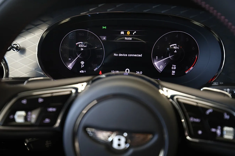 Bentley Bentayga V8 First Edition mới về Bình Dương có màu sơn ngoại thất là đỏ rất nổi bật đi kèm các chi tiết mạ crôm và bộ mâm đa chấu kép sơn 2 tông màu tương phản. Xe thuộc bản V8 do có ống xả kép thể hiện đặc trưng của dòng này.