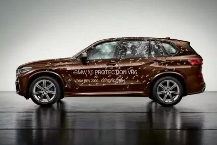 Đề làm được điều này, BMW đã bọc thép cho khoang hành khách của mẫu SUV tầm trung X5. Bên cạnh đó, mẫu xe này sử dụng thép cường độ cao để lót trong các cánh cửa, vách ngăn máy, mui xe và khung hai bên. Ngoài ra, những miếng nhôm cứng cũng được sử dụng để bảo vệ gầm xe và khoang hành lý nhằm mang lại một khoang nội thất an toàn nhất cho người ngồi.