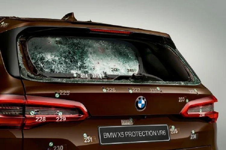 Được phát triển từ mẫu xe SUV BMW X5 mới (G05) bản M50i, X5 Protection VR6 được gia cố để tăng khả năng chống lại các cuộc tấn công bằng súng trường, như súng AK-47. Ngoài ra, lớp giáp bảo vệ có thể giúp chiếc SUV đứng vững trước các vụ nổ có sức công phá tương đương 15 kg thuốc nổ TNT ở khoảng cách 4m.