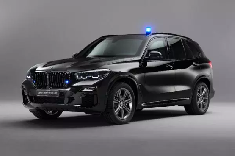 Bên trong, hành khách nhận được một hệ thống liên lạc nội bộ và hệ thống báo động tấn công, thêm vào đó là các tính năng bạn mong đợi từ một chiếc SUV cao cấp: điều khiển khí hậu tự động 4 vùng, tự động làm mát ghế với chức năng massage, camera 360 với chế độ xem xung quanh, ánh sáng xung quanh, tự động đóng cửa, Trợ lý cá nhân thông minh của BMW,…