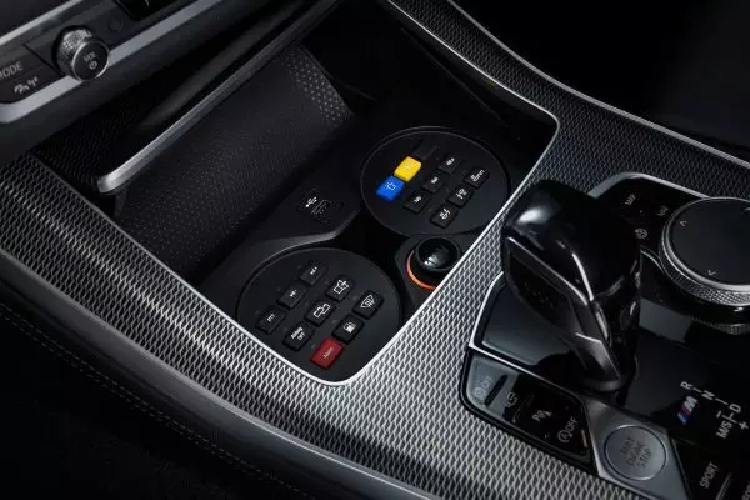 BMW X5 Protection VR6 được trang bị bộ la-zăng 20 inch với hông lốp được gia cố giúp xe vẫn chạy được ngay cả khi lốp bị bắn thủng. Bên cạnh đó, bình nhiên liệu được phủ một lớp bảo vệ đặc biệt chống cháy và có khả năng tự phục hồi nếu bị đâm từ bên ngoài nhằm đảm bảo khả năng vận hành cho BMW X5 Protection VR6 không bị ảnh hưởng bởi sự gián đoạn nguồn cung cấp năng lượng.