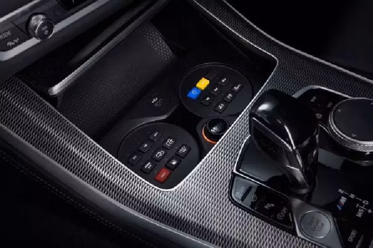 BMW X5 Protection VR6 được trang bị bộ la-zăng 20 inch với hông lốp được gia cố giúp xe vẫn chạy được ngay cả khi lốp bị bắn thủng. Bên cạnh đó, bình nhiên liệu được phủ một lớp bảo vệ đặc biệt chống cháy và có khả năng tự phục hồi nếu bị đâm từ bên ngoài nhằm đảm bảo khả năng vận hành cho BMW X5 Protection VR6 không bị ảnh hưởng bởi sự gián đoạn nguồn cung cấp năng lượng.