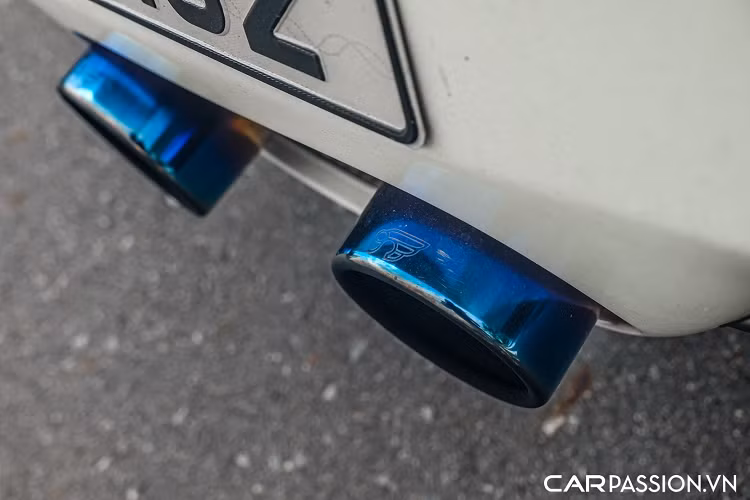 Một điểm đáng tiếc khi phiên bản 458 Spider lại không được đánh giá cao ở ngoại hình khi nắp động cơ bằng kính của 458 Italia đã phải nhường chỗ cho hệ thống mui xếp cứng, khác biệt với chiếc F430 Spider hay 360 Spider sử dụng mui vải. Mui xe cần 14 giây cho công đoạn đóng mở. Phần mui này được chế tạo từ hợp kim nhôm nên có tổng khối lượng chỉ ở mức 25 kg. Ưu điểm của hệ thống mui xếp cứng nằm ở việc hạn chế tối đa tiếng ồn vọng vào bên trong khoang lái, đồng thời giúp tối ưu hóa hiệu năng vận hành.