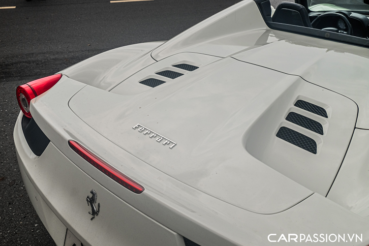Phần đầu xe gây ấn tượng với cụm đèn chiếu sáng tích hợp dải LED định vị kéo dài đẹp mắt, đây cũng chính là thiết kế đèn pha được hãng xe nước Ý áp dụng cho phần lớn những chiếc Ferrari sản xuất sau này.
