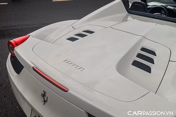 Phần đầu xe gây ấn tượng với cụm đèn chiếu sáng tích hợp dải LED định vị kéo dài đẹp mắt, đây cũng chính là thiết kế đèn pha được hãng xe nước Ý áp dụng cho phần lớn những chiếc Ferrari sản xuất sau này.