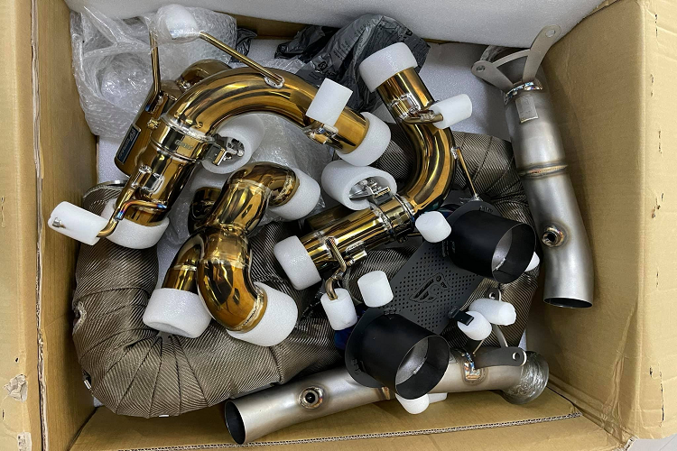 Thân xe được trau chuốt tinh tế với những đường cong nối tiếp nhau. Khiên Scuderia đặt ở vòm bánh trước, hai bên hông xe có sự xuất hiện của các đèn xi-nhan màu cam và đỏ, đây là trang bị an toàn bắt buộc trên những mẫu xe nhập khẩu vào thị trường Bắc Mỹ. Điểm nhấn trên thân xe là bộ mâm 5 chấu đơn với bề mặt được phay kim cương sắc sảo và có thiết kế đẹp mắt. Ẩn phía sau bộ mâm là hệ thống phanh đĩa hiệu suất cao gồm đĩa phanh carbon ceramic và cùm phanh Brembo sơn màu vàng nổi bật.