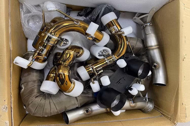 Thân xe được trau chuốt tinh tế với những đường cong nối tiếp nhau. Khiên Scuderia đặt ở vòm bánh trước, hai bên hông xe có sự xuất hiện của các đèn xi-nhan màu cam và đỏ, đây là trang bị an toàn bắt buộc trên những mẫu xe nhập khẩu vào thị trường Bắc Mỹ. Điểm nhấn trên thân xe là bộ mâm 5 chấu đơn với bề mặt được phay kim cương sắc sảo và có thiết kế đẹp mắt. Ẩn phía sau bộ mâm là hệ thống phanh đĩa hiệu suất cao gồm đĩa phanh carbon ceramic và cùm phanh Brembo sơn màu vàng nổi bật.