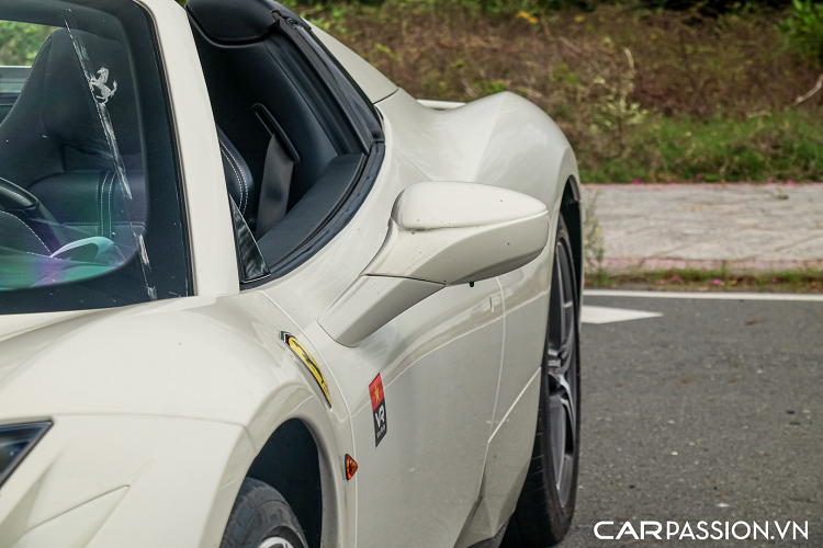 Ferrari 458 Spider sử dụng khối động cơ V8 hút khí tự nhiên có dung tích 4.5 lít, sản sinh công suất tối đa 562 mã lực tại vòng tua 9.000 vòng/phút và mô-men xoắn cực đại đạt mức 540 Nm. Kết hợp với hộp số 7 cấp ly hợp kép giúp cho “siêu ngựa” chỉ mất 3,4 giây để tăng tốc từ 0-100 km/h và có vận tốc tối đa đạt 320 km/h.