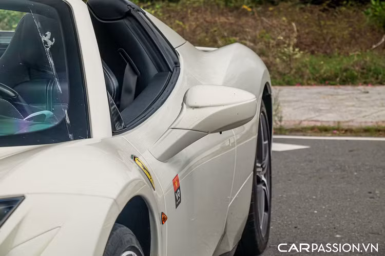 Ferrari 458 Spider sử dụng khối động cơ V8 hút khí tự nhiên có dung tích 4.5 lít, sản sinh công suất tối đa 562 mã lực tại vòng tua 9.000 vòng/phút và mô-men xoắn cực đại đạt mức 540 Nm. Kết hợp với hộp số 7 cấp ly hợp kép giúp cho “siêu ngựa” chỉ mất 3,4 giây để tăng tốc từ 0-100 km/h và có vận tốc tối đa đạt 320 km/h.