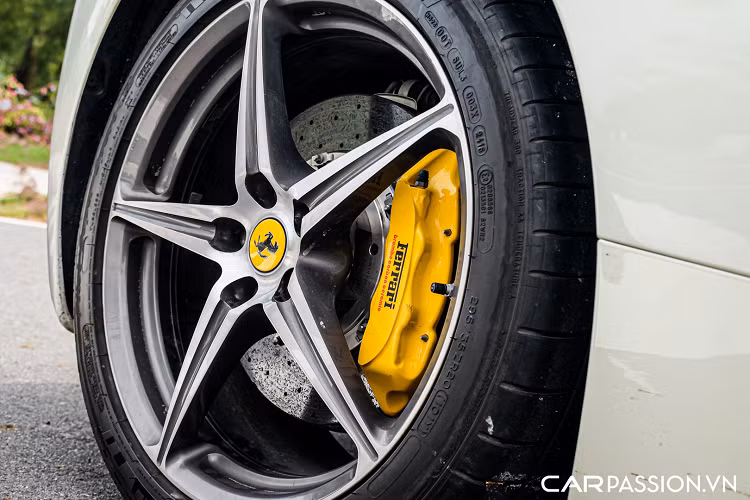 Được chắp bút thiết kế bởi studio lừng danh Pininfarina, 458 Spider là sự pha trộn giữa những đường nét mềm mại ở khâu thiết kế cùng đặc tính thể thao trên các mẫu xe Ferrari, có lẽ vì điều này mà chưa bao giờ thiết kế của dòng xe 458 được cho là lỗi thời.