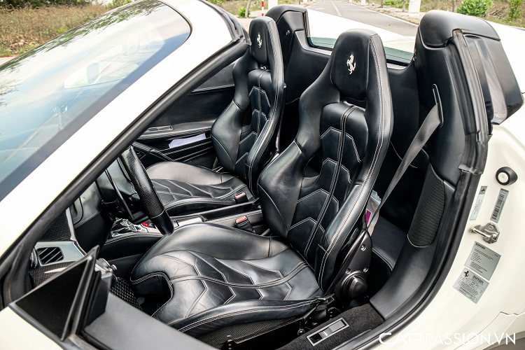 Tuy nhiên để thoả mãn sở thích, chủ nhân của chiếc 458 Spider thứ ba về Việt Nam đã "mạnh tay" nâng cấp cho xe thêm một bộ ống xả hiệu năng cao đến từ thương hiệu Innotech Performance Exhaust (iPE). Được biết, hệ thống ống xả này thuộc dòng sản phẩm cao cấp Titanium Line từ iPE với cấu tạo từ vật liệu titanium tiên tiến, đi cùng với đó là bề mặt ống xả được phủ vàng bắt mắt và có giá bán khoảng 150 triệu đồng tại thị trường quốc tế.