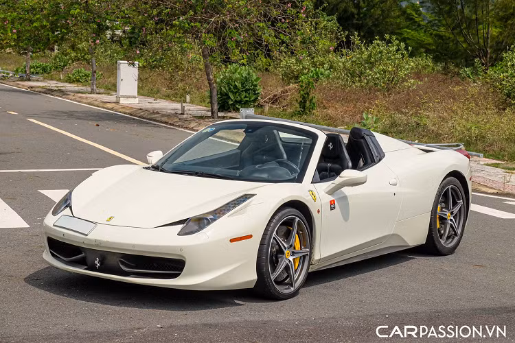Xuất hiện trong bài viết là “siêu ngựa” Ferrari 458 Spider thứ ba về Việt Nam, mẫu siêu xe mui trần này từng có thời gian dài mang “hộ khẩu” Hải Phòng trước khi được cho “Nam tiến” về với chủ nhân mới tại Sài Gòn. Tương tự chiếc 458 Spider thứ hai về nước, xe sở hữu lớp sơn ngoại thất mang tông màu trắng Bianco Avus khá tinh tế, trong khi đó “siêu ngựa” 458 Spider đầu tiên cập bến Việt Nam lại có màu đỏ Rosso Corsa đặc trưng của Ferrari.