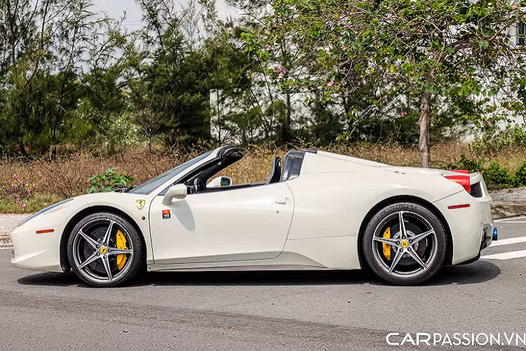 Chủ xe cũng lựa chọn thêm chụp ống xả kép bằng titanium thay thế cho ba chụp xả nguyên bản. Theo công bố từ iPE, chi tiết mới nhẹ hơn 9,6 kg so với bộ ống xả "zin", ngoài ra còn giúp cho công suất động cơ tăng thêm 15 mã lực tại vòng tua 8.200 vòng/phút và mô-men xoắn cực đại tăng 19,6 Nm tại vòng tua 7.400 vòng/phút.