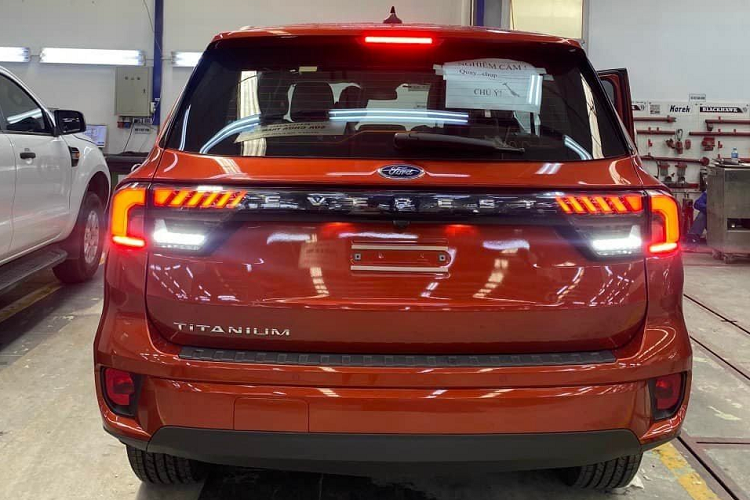 Cuối cùng là những trang bị an toàn như hệ thống cảnh báo áp suất lốp, phanh khẩn cấp tự động tích hợp tính năng phát hiện người đi bộ, cảnh báo va chạm phía trước và hỗ trợ phanh, hỗ trợ phanh sau va chạm, hỗ trợ giữ làn đường, cảnh báo chệch làn đường, phát hiện điểm mù, camera 360 độ, hỗ trợ phanh khi lùi, hỗ trợ đánh lái tránh va chạm cũng như hỗ trợ đỗ xe thông minh.