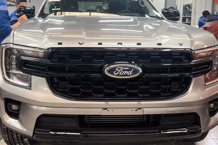 Điểm đáng chú ý tiếp theo của chiếc xe trong hình ảnh rò rỉ là camera nằm bên dưới gương chiếu hậu. Đây là dấu hiệu cho thấy xe thuộc phiên bản cao cấp vì có hệ thống camera 360 độ. Hiện hãng Ford chi nhánh Úc chưa xác nhận thông tin về Everest Wildtrak mới. Tuy nhiên, Ford Úc cũng không phủ nhận khả năng dòng Ford Everest sẽ được bổ sung phiên bản có khả năng off-road ấn tượng hơn.