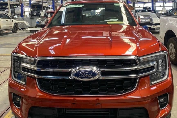 Tại Việt Nam, Ford Everest thế hệ mới cũng chuẩn bị ra mắt vào đầu tháng 7 tới với 4 phiên bản, bao gồm Ambiente (số sàn), Sport 4x2, Titanium 4x2 và Titanium 4x4. Mức giá dự kiến của mẫu SUV hạng trung này dao động từ 1,05 - 1,46 tỷ đồng. Được nhập khẩu nguyên chiếc từ Thái Lan, Ford Everest 2022 tại Việt Nam nhiều khả năng sẽ dùng 2 động cơ diesel cũ. Đầu tiên là máy dầu 4 xi-lanh, tăng áp đơn, dung tích 2.0L, cho công suất tối đa 170 mã lực và mô-men xoắn cực đại 405 Nm.