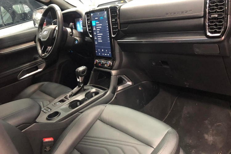 Tiếp theo là động cơ dầu 4 xi-lanh, tăng áp kép, dung tích 2.0L tạo ra 210 mã lực và 500 Nm. Bản Ambiente sẽ sử dụng hộp số sàn trong khi bản Sport và Titanium được trang bị hộp số tự động 6 cấp. Riêng bản Titanium Plus cao cấp nhất sẽ có hộp số tự động 10 cấp và hệ dẫn động 4 bánh. Ở bản cao cấp, mẫu SUV hạng D này sẽ có một số trang bị đáng chú ý như màn hình thông tin giải trí dạng cảm ứng 12 inch, bảng đồng hồ kỹ thuật số, cửa sổ trời toàn cảnh Panorama, sạc điện thoại thông minh không dây, điều hòa tự động, phanh tay điện tử và ghế chỉnh điện.