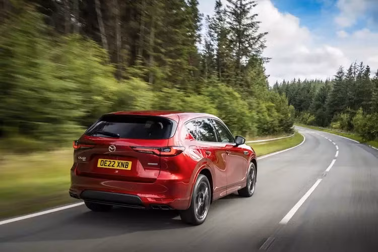 Mẫu xe SUV Mazda CX-60 2023 có thể tăng tốc từ 0-100 km/h trong 5,8 giây trước khi đạt được tốc độ tối đa 200 km/h. CX-60 PHEV có thể chạy hoàn toàn bằng điện trong khoảng 60 km và pin có thể được sạc đầy trong 4 giờ bằng cổng sạc AC thông thường. Mức tiêu thụ nhiên liệu kết hợp WLTP chỉ 1,5l/100 km, với bánh xe 18 inch và 1,6l/100 km với bánh 20 inch.