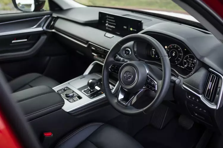 Cả 3 mô hình là Evolve, GT và Azami sẽ đều nhận được các tính năng tiêu chuẩn như hỗ trợ Apple CarPlay không dây và Android Auto, sạc điện thoại không dây, cửa sau có trợ lực, gương chiếu hậu bên ngoài có chức năng tự động gập và sưởi, mở cửa thông minh.