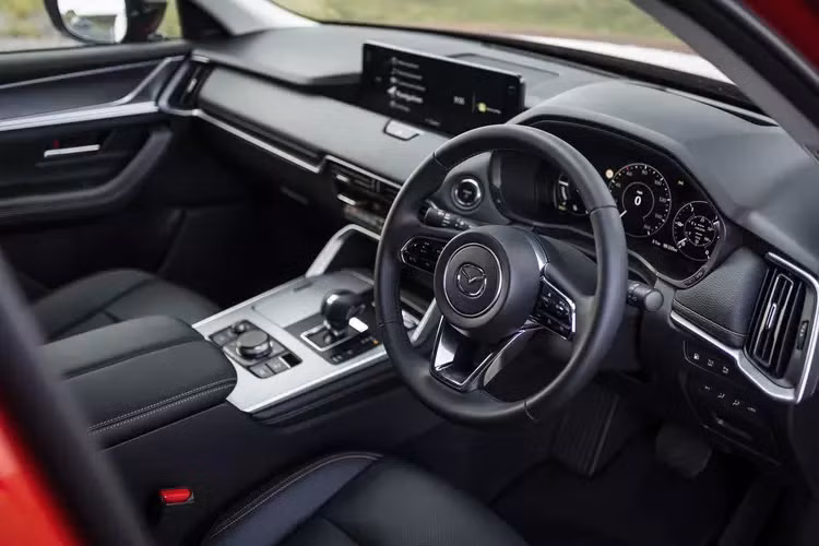 Cả 3 mô hình là Evolve, GT và Azami sẽ đều nhận được các tính năng tiêu chuẩn như hỗ trợ Apple CarPlay không dây và Android Auto, sạc điện thoại không dây, cửa sau có trợ lực, gương chiếu hậu bên ngoài có chức năng tự động gập và sưởi, mở cửa thông minh.