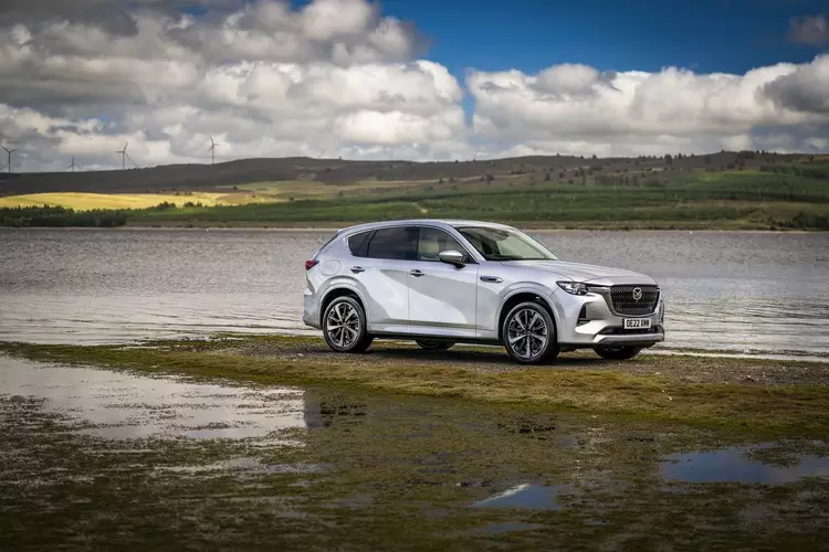 Yếu nhất là phiên bản động cơ xăng tăng áp 3.3 lít, khi nó chỉ cho ra công suất 280 mã lực tại 5.000 vòng/phút và mô-men xoắn cực đại 450 Nm từ 2.000 đến 3.500 vòng/phút.