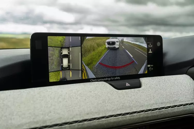 Ngoài ra Mazda Australia cũng đã xác nhận người dùng có thể tùy chọn mâm xe từ 18 inch đến 20 inch, và một màu trắng mới được gọi là Rhodium cũng sẽ được cung cấp trên tất cả các phiên bản.