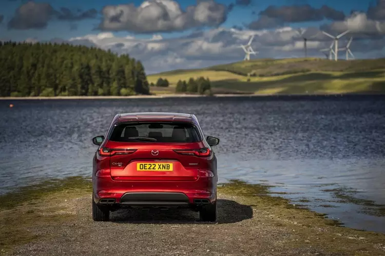 Giám đốc điều hành Mazda Australia Vinesh Bhindi cho biết, “CX-60 đại diện cho một chương mới của Mazda, với một nền tảng hoàn toàn mới, công nghệ plug-in hybrid đầy đủ.