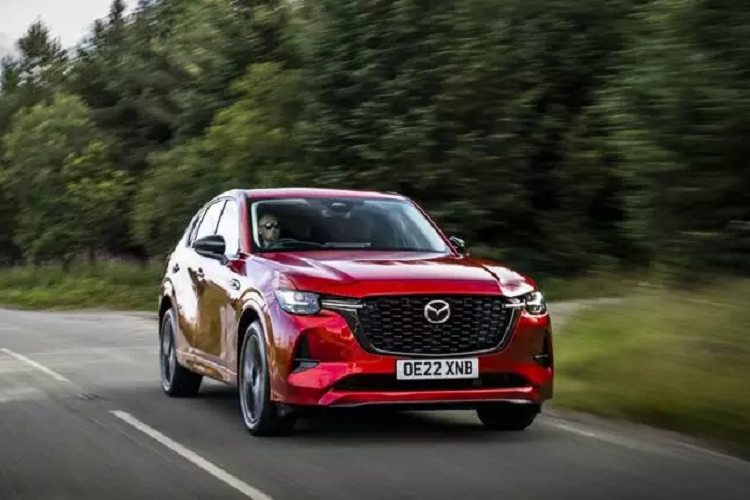 Cụ thể, phiên bản hàng đầu Mazda CX-60 PHEV 2023 mới sẽ được trang bị động cơ Skyactive-G 4 xi-lanh thẳng hàng 2.5 lít kết hợp cùng với mô-tơ điện 100 kW (134 mã lực) và bộ pin lithium-ion 17,8 kWh. Nó tạo ra tổng công suất 323 mã lực và mô-men xoắn 500 Nm, biến nó trở thành chiếc xe đường trường mạnh nhất từng được sản xuất bởi hãng xe Nhật Bản.