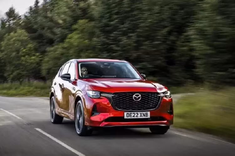 Cụ thể, phiên bản hàng đầu Mazda CX-60 PHEV 2023 mới sẽ được trang bị động cơ Skyactive-G 4 xi-lanh thẳng hàng 2.5 lít kết hợp cùng với mô-tơ điện 100 kW (134 mã lực) và bộ pin lithium-ion 17,8 kWh. Nó tạo ra tổng công suất 323 mã lực và mô-men xoắn 500 Nm, biến nó trở thành chiếc xe đường trường mạnh nhất từng được sản xuất bởi hãng xe Nhật Bản.