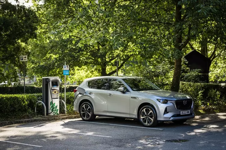 2 phiên bản thấp hơn sẽ được trang bị động cơ 6 xi-lanh thẳng hàng. Trong đó động cơ turbodiesel e-SkyactiveD 3.3 lít với hệ thống hybrid nhẹ 48 volt, cho ra công suất 251 mã lực tại 3.750 vòng/phút và mô-men xoắn 550 Nm trong khoảng tua máy từ 1.500 đến 2.400 vòng/phút.