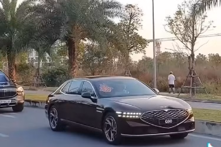 Trong đó, xe đón dâu được trang trí hoa cưới và dẫn đầu đoàn là chiếc sedan hạng sang Genesis G90 Limousine đời mới nhất. Mẫu Genesis G90 Limousine 2022 tại Việt Nam này đã ra mắt thị trường nội địa Hàn Quốc vào hồi tháng 12/2021. Đây là phiên bản trục cơ sở dài của mẫu sedan hạng sang cỡ lớn Genesis G90.
