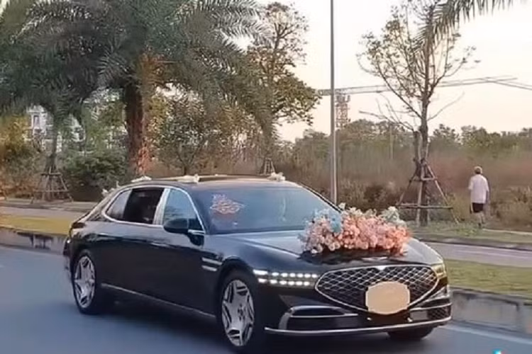 Trong nhiều năm qua, đã có không ít dàn xe ăn hỏi và rước dâu thu hút chú ý vì sự xuất hiện của những chiếc xe sang hoặc siêu xe. Tuy nhiên, hiếm có dàn xe ăn hỏi và rước dâu nào lại chủ yếu là xe Hàn Quốc tại Việt Nam như trong bài viết này. Được biết, lễ ăn hỏi này diễn ra vào hôm 14/12/2022 vừa qua ở Thành phố Hà Nội.