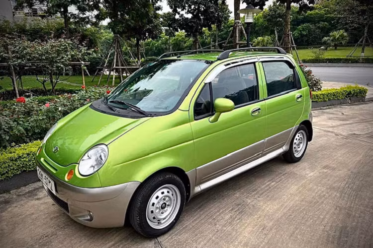 Đây cũng là nhược điểm khi chiếc xe đô thị không thể tải quá nặng và tỏ ra khá yếu khi phải leo dốc hoặc chở nhiều hành lý. Daewoo Matiz giá rẻ được xem như ngọn cờ đầu trong phân khúc xe nhỏ chạy trong đô thị.