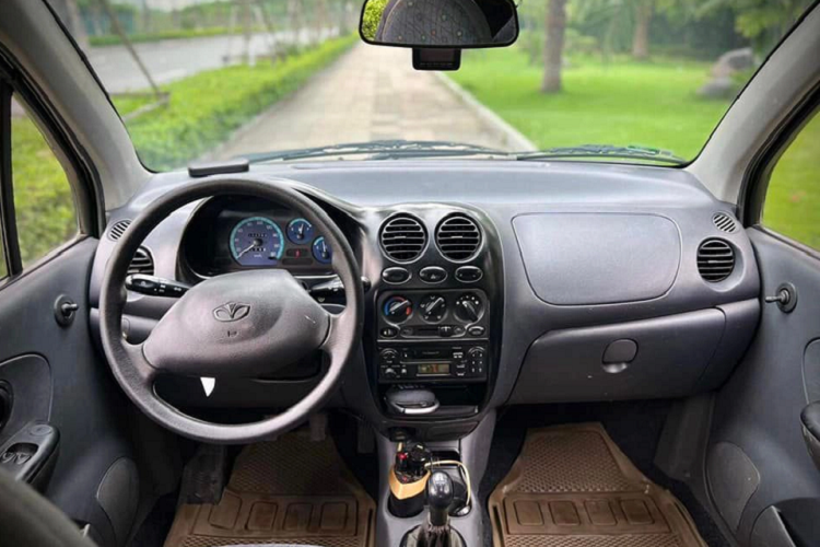 Bước vào bên trong, nội thất của chiếc Daewoo Matiz còn làm người xem kinh ngạc hơn. Vô lăng 2 chấu cơ bản đi cùng bộ ghế nỉ như mới xuất xưởng. Tiện ích trên xe được giữ nguyên với hệ thống điều hoà 1 vùng đi kèm radio và CD.