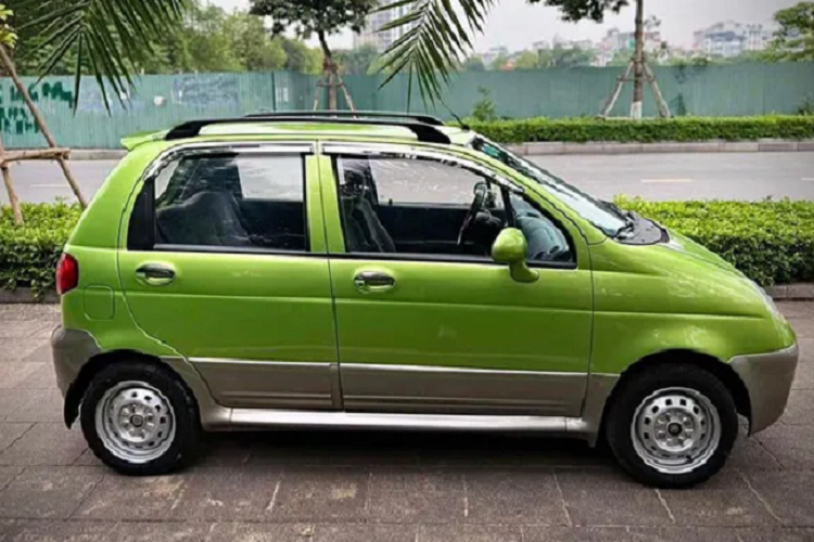 Thế nhưng một chiếc Daewoo Matiz hàng hiếm đã được đăng bán với giá lên tới 500 triệu đồng. Mức giá này có thể sáng ngang với một chiếc Toyota Vios "mới cứng" từ trong ra ngoài. Không những thế, chủ xe còn cam kết đây là chiếc Matiz 99% mới nhất Việt Nam.