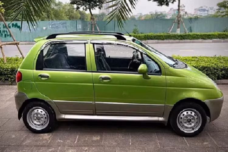 Thế nhưng một chiếc Daewoo Matiz hàng hiếm đã được đăng bán với giá lên tới 500 triệu đồng. Mức giá này có thể sáng ngang với một chiếc Toyota Vios "mới cứng" từ trong ra ngoài. Không những thế, chủ xe còn cam kết đây là chiếc Matiz 99% mới nhất Việt Nam.