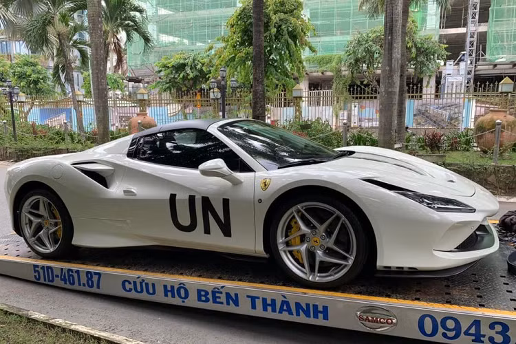 Sau ba tháng về chung một nhà với ông Đặng Lê Nguyên Vũ, 1 trong 4 siêu phẩm đã được ra biển số. Đó chính là chiếc Ferrari F8 Spider màu trắng duy nhất tại dải đấy hình chữ S. Xe mang biển kiểm soát với đầu số 51 của Sài Gòn.