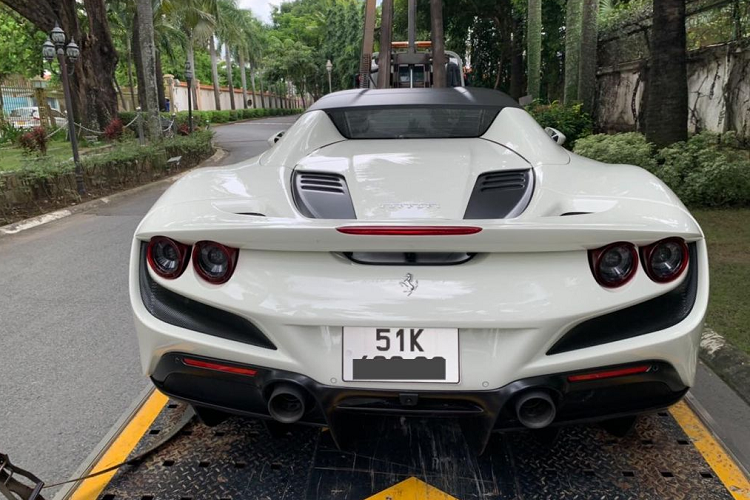 "Trái tim" của Ferrari F8 Spider là cỗ máy V8 3.9 lít Bi-Turbo tương tự như chiếc F8 Tributo, sản sinh công suất 711 mã lực và mô-men xoắn cực đại 770 Nm. giúp xe tăng tốc từ 0 lên 100 km/h chỉ trong 2.9 giây, trước khi đạt tốc độ tối đa 340 km/h. Tới nay vẫn chưa rõ ông Đặng Lê Nguyên Vũ đã phải chi bao nhiêu tiền để sở hữu chiếc xe. Chỉ biết rằng, giá xe Ferrari F8 Spider tại Việt Nam không dưới 25 tỷ đồng.