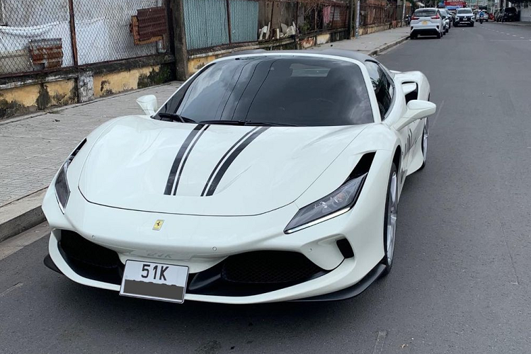 So với lúc mới về nước, Ferrari F8 Spider của Đặng Lê Nguyên Vũ có 2 chi tiết mới đó là phần "áo giáp" mới bảo vệ màu sơn của xe cũng như chữ UN được dán bên hông cửa. Đặc biệt, chiếc Ferrari F8 Spider này cũng được trang bị ống xả độ giới hạn của Ryft, bản giới hạn sản xuất 188 bộ trên toàn cầu.