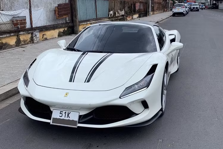 So với lúc mới về nước, Ferrari F8 Spider của Đặng Lê Nguyên Vũ có 2 chi tiết mới đó là phần "áo giáp" mới bảo vệ màu sơn của xe cũng như chữ UN được dán bên hông cửa. Đặc biệt, chiếc Ferrari F8 Spider này cũng được trang bị ống xả độ giới hạn của Ryft, bản giới hạn sản xuất 188 bộ trên toàn cầu.