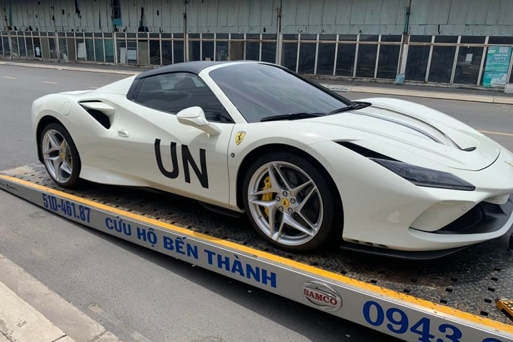 Về thiết kế, F8 Spider sở hữu ngôn ngữ thiết kế "S-Duct" với họng hút gió trước lấy cảm hứng từ xe đua F1, giúp tăng thêm 15% lực ép xuống mặt đường so với mẫu xe tiền nhiệm. Phần đầu xe nổi bật với cụm đèn pha dạng Full-LED nằm ngang thanh mảnh, gọn gàng hơn, các khe hút gió mới đặt ngay bên trên giúp cải thiện luồng khí trong vòm bánh xe trước.