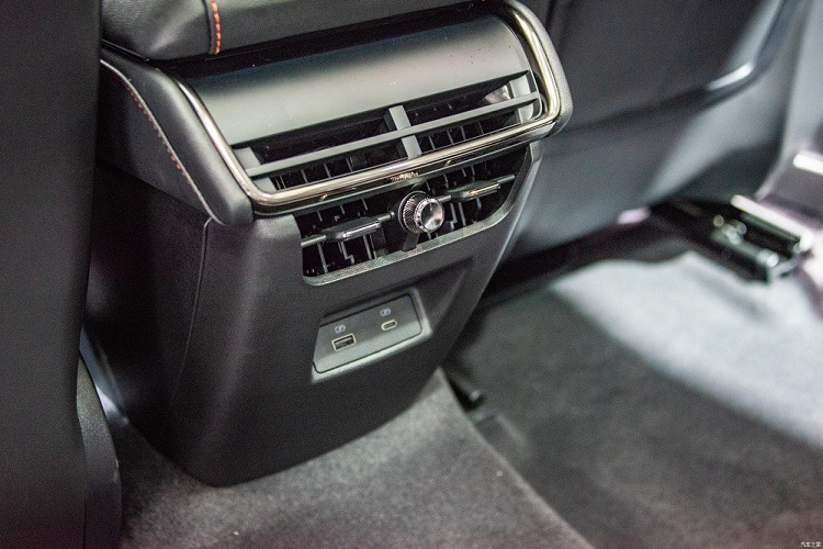 Trong sự kiện ra mắt, hãng Ford không công bố thông tin động cơ của Mondeo mới. Tuy nhiên, theo thông tin trên trang web của Bộ Công nghiệp và Công nghệ Thông tin Trung Quốc, xe sẽ được trang bị động cơ xăng EcoBoost 4 xi-lanh, tăng áp, dung tích 2.0L lấy từ Ford Evos 2022.