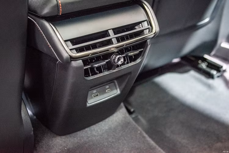 Trong sự kiện ra mắt, hãng Ford không công bố thông tin động cơ của Mondeo mới. Tuy nhiên, theo thông tin trên trang web của Bộ Công nghiệp và Công nghệ Thông tin Trung Quốc, xe sẽ được trang bị động cơ xăng EcoBoost 4 xi-lanh, tăng áp, dung tích 2.0L lấy từ Ford Evos 2022.