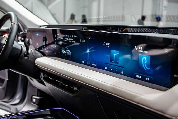 Phía trên lưới tản nhiệt là dải đèn LED định vị ban ngày, kéo dài sang hai bên. Trong khi đó, cụm đèn pha của xe được đặt bên dưới dải đèn LED định vị ban ngày và nằm trong hốc hình chữ nhật. Ngoài ra, mẫu sedan cỡ trung này còn có hốc gió trung tâm kéo dài sang hai bên chắn bùn trước.