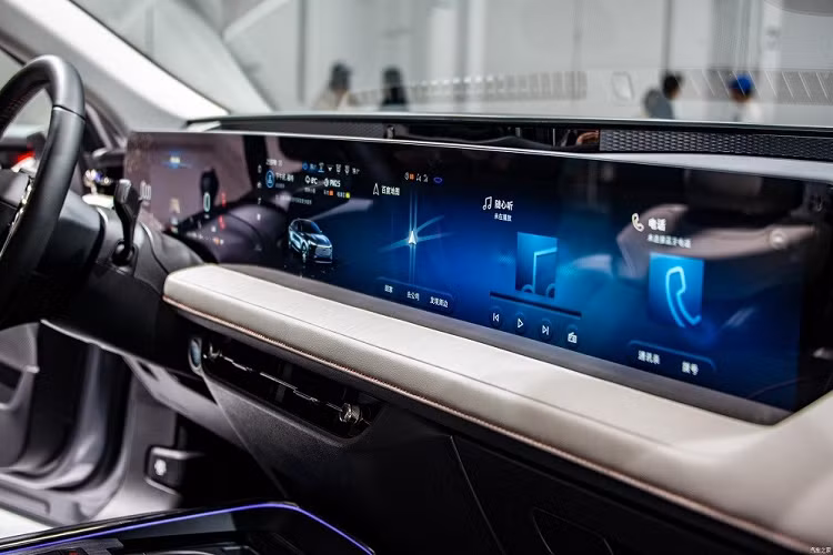 Phía trên lưới tản nhiệt là dải đèn LED định vị ban ngày, kéo dài sang hai bên. Trong khi đó, cụm đèn pha của xe được đặt bên dưới dải đèn LED định vị ban ngày và nằm trong hốc hình chữ nhật. Ngoài ra, mẫu sedan cỡ trung này còn có hốc gió trung tâm kéo dài sang hai bên chắn bùn trước.