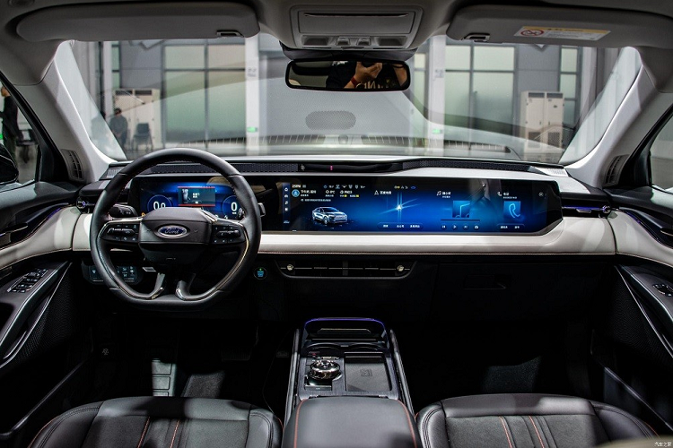 Ford Mondeo thế hệ mới là sản phẩm do Trung tâm Thiết kế của Ford Trung Quốc phát triển. Đây cũng là lần đầu tiên ngôn ngữ thiết kế "Potential Energy Aesthetics" được áp dụng cho một mẫu xe sedan của hãng Ford. Trước đó, ngôn ngữ thiết kế này từng được dùng cho một số mẫu crossover của Ford như Evos, Equator và Equator Sport.